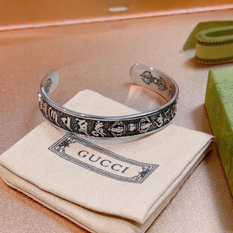 G*u*i bracelets